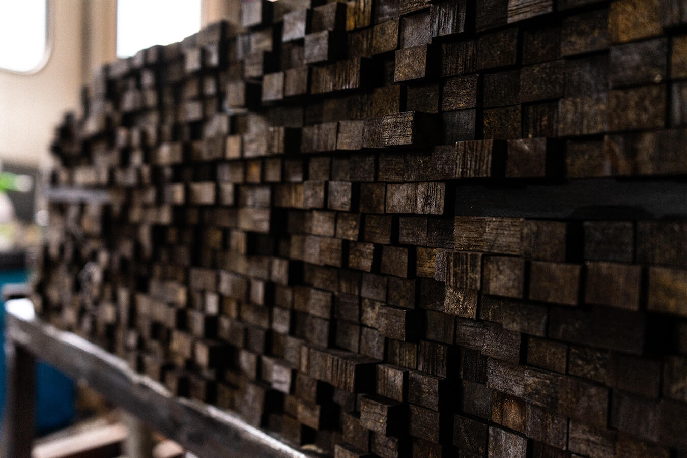 blocchetti di ebano nel laboratorio leonardiwood